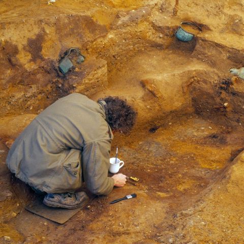 Forscher untersuchen die menschlichen Überreste, die in der königlichen Grabstätte entdeckt wurden.