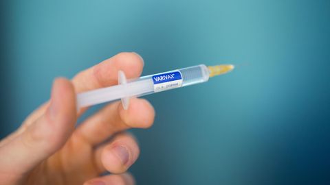 Eine Spritze mit einem Wirkstoff zur Impfung gegen Windpocken