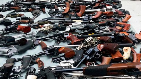 In einer Villa in einem luxuriösem Wohnviertel von L.A. hat die Polizei ein Waffenarsenal mit mehr als 1000 Gewehren entdeckt