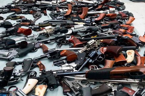In einer Villa in einem luxuriösem Wohnviertel von L.A. hat die Polizei ein Waffenarsenal mit mehr als 1000 Gewehren entdeckt