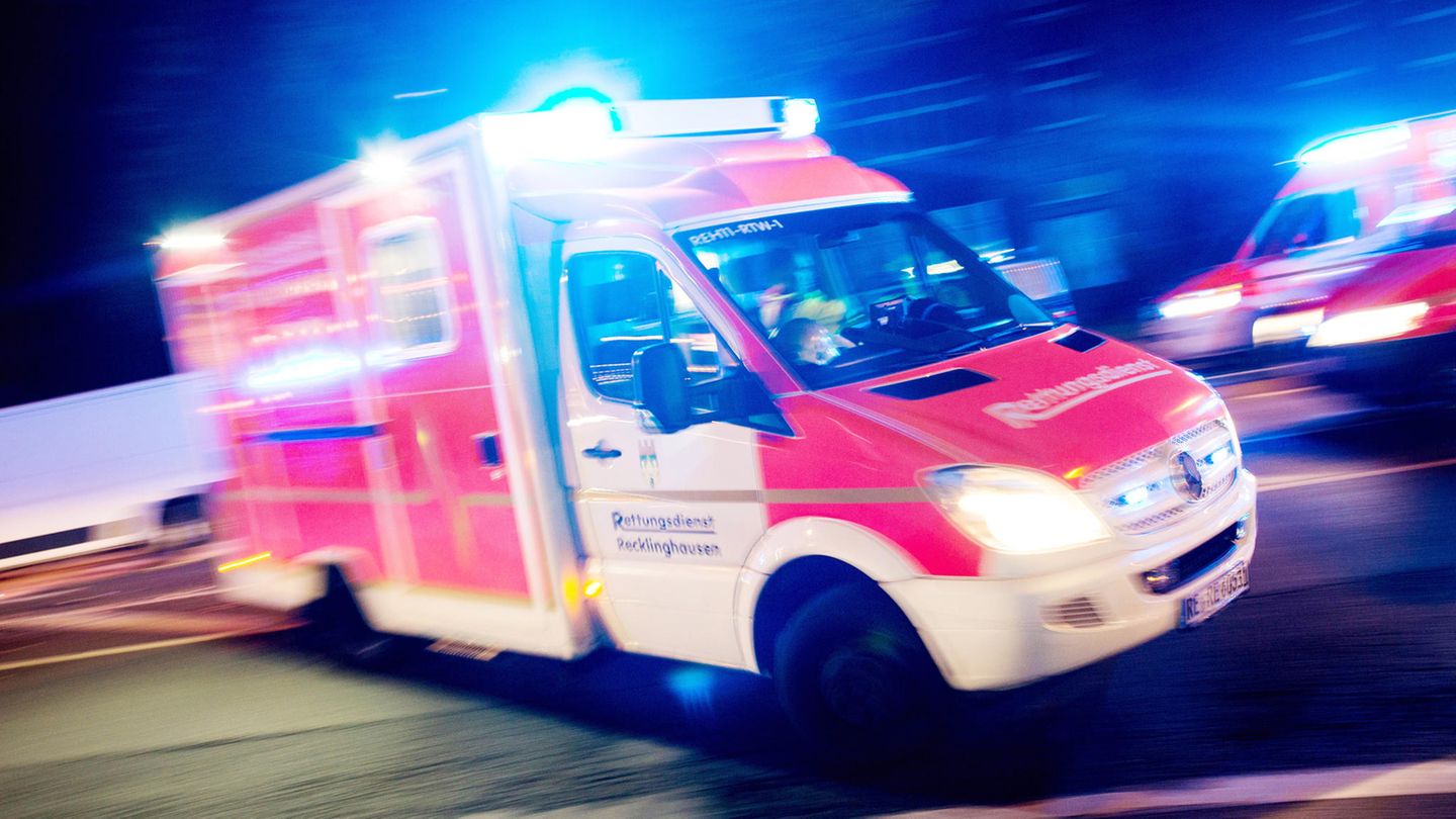 Ein Rettungswagen fährt mit Blaulicht