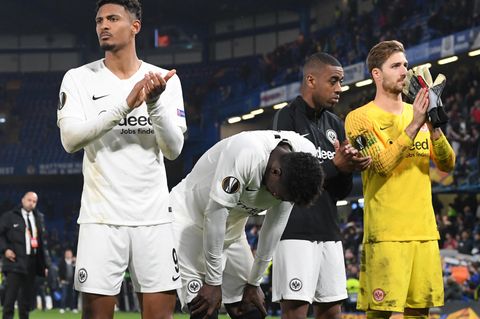 Sebastien Haller (l.) und Torwart Kevin Trapp (r.) von Eintracht Frankfurt