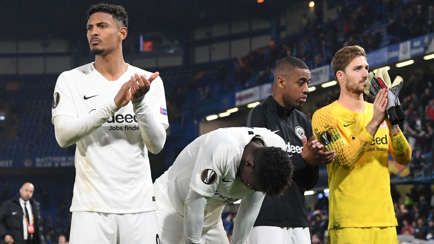 Sebastien Haller (l.) und Torwart Kevin Trapp (r.) von Eintracht Frankfurt