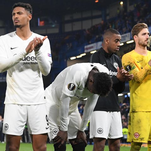 Sebastien Haller (l.) und Torwart Kevin Trapp (r.) von Eintracht Frankfurt