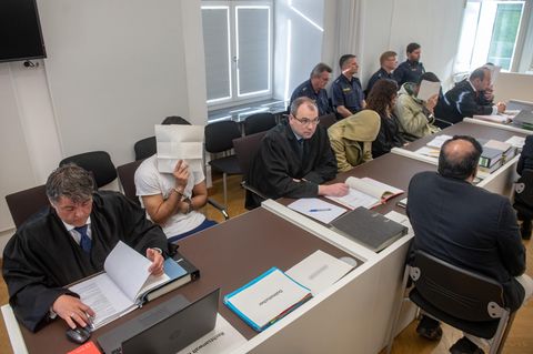 Die Angeklagten Ende April im Saal des Amberger Landgerichts
