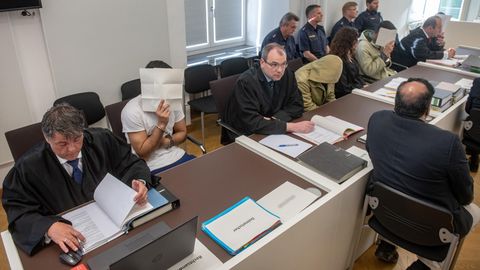 Die Angeklagten Ende April im Saal des Amberger Landgerichts