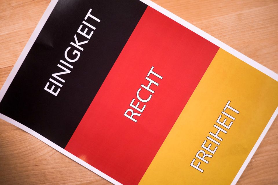 "Einigkeit, Recht, Freiheit" "Einigkeit, Recht, Freiheit": Bei der Nationalhymne handelt es sich um die dritte Strophe des "Lieds der Deutschen"