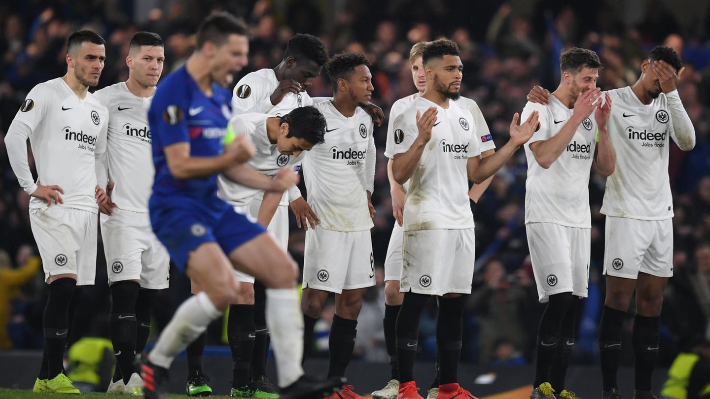 Cesar Azpilicueta von Chelsea jubelt beim Elfmeterschießen vor den Spielern von der Eintracht