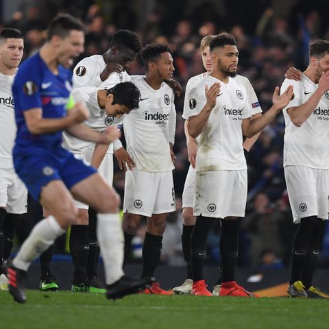 Cesar Azpilicueta von Chelsea jubelt beim Elfmeterschießen vor den Spielern von der Eintracht