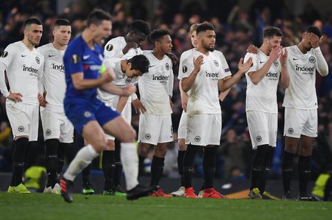 Cesar Azpilicueta von Chelsea jubelt beim Elfmeterschießen vor den Spielern von der Eintracht