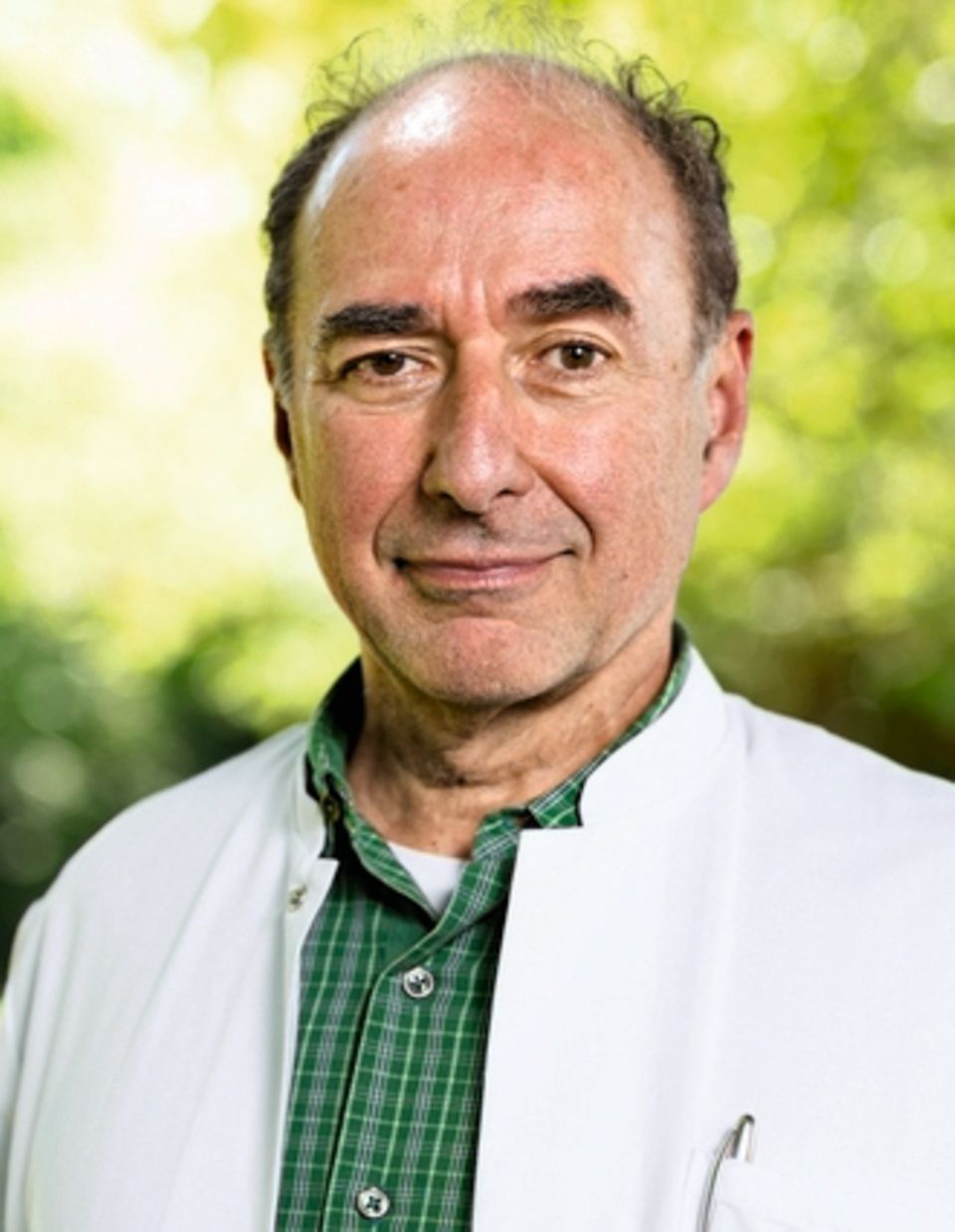 Anders essen, mehr Bewegung: Professor Gustav Dobos, 63, will Menschen dazu ermuntern, mehr Verantwortung für die eigene Gesundheit zu übernehmen Professor Gustav Dobos, 63, will Menschen dazu ermuntern, mehr Verantwortung für die eigene Gesundheit zu übernehmen