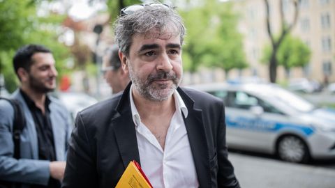 Deniz Yücel auf dem Weg zum Amtsgericht Berlin