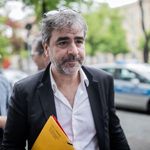 Deniz Yücel auf dem Weg zum Amtsgericht Berlin