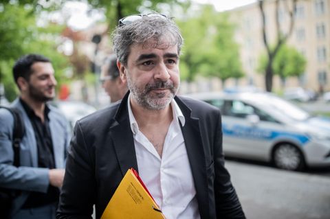 Deniz Yücel auf dem Weg zum Amtsgericht Berlin