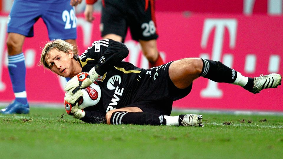 Zupackend: Adler feierte 2007 beim 1:0-Sieg seiner Leverkusener auf Schalke ein grandioses Bundesliga-Debüt mit zahlreichen Glanzparaden. "Vielleicht war das erste auch mein bestes Spiel überhaupt", sagt er im Rückblick