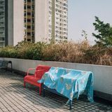 eine Decke auf einer Sitzbank