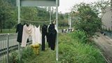 Seit November 2017 schlendert Fotograf Jimmi Ho übrigens durch Hongkong und knipst die frei trocknende Wäsche