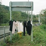 Seit November 2017 schlendert Fotograf Jimmi Ho übrigens durch Hongkong und knipst die frei trocknende Wäsche