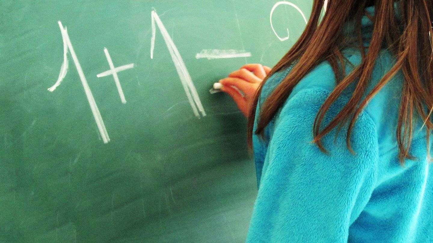 Die Lehrerin der Grundschule ist beliebt, die Eltern der Schüler sammeln für sie Geld