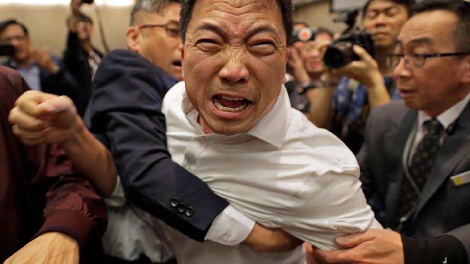 Heftiges Handgemenge in Hongkongs Parlament – mehrere Verletzte
