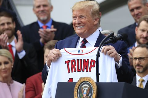 Donald Trump (hier mit einem Trikot der Boston Red Sox) wünscht sich am 4.Juli einen großen Auftritt