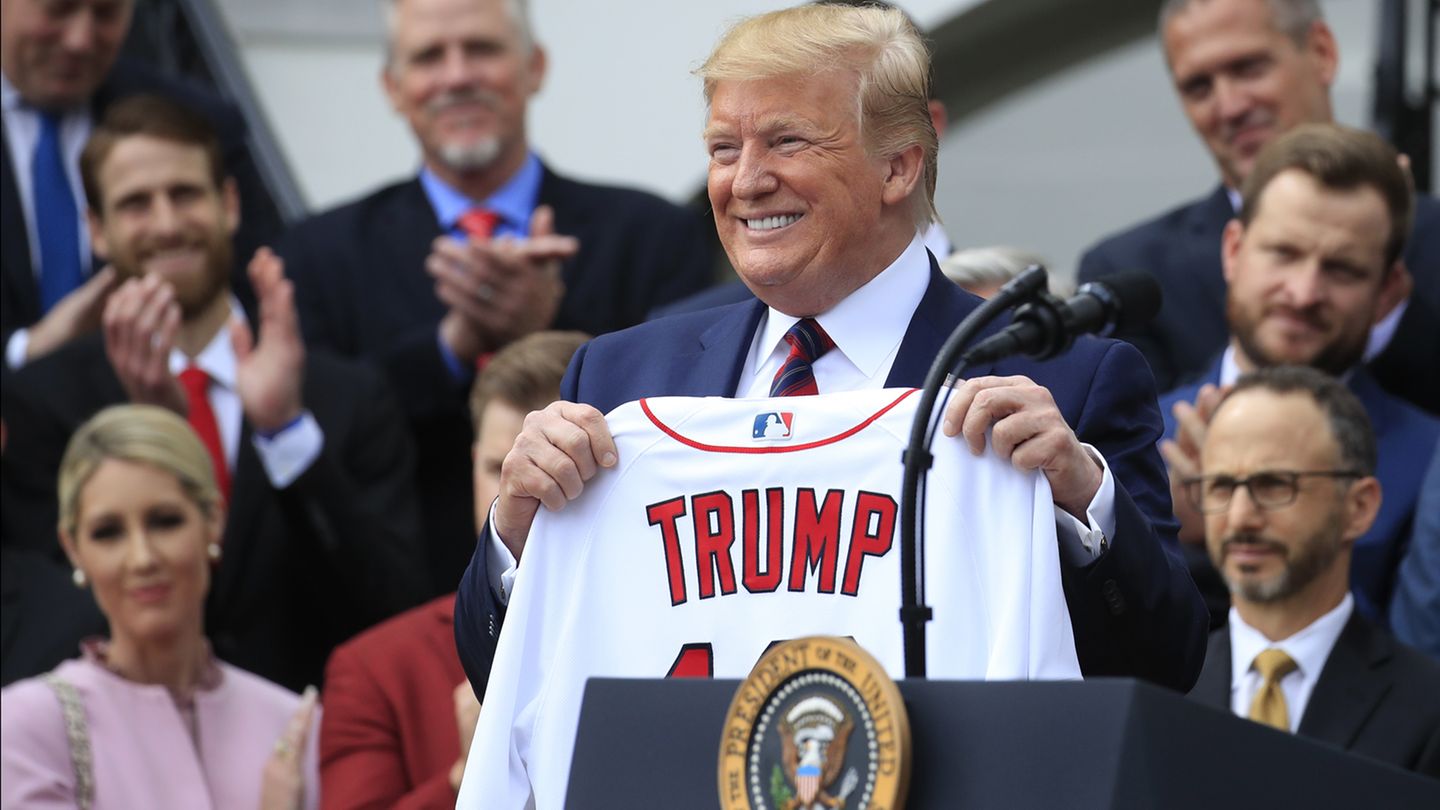 Donald Trump (hier mit einem Trikot der Boston Red Sox) wünscht sich am 4.Juli einen großen Auftritt