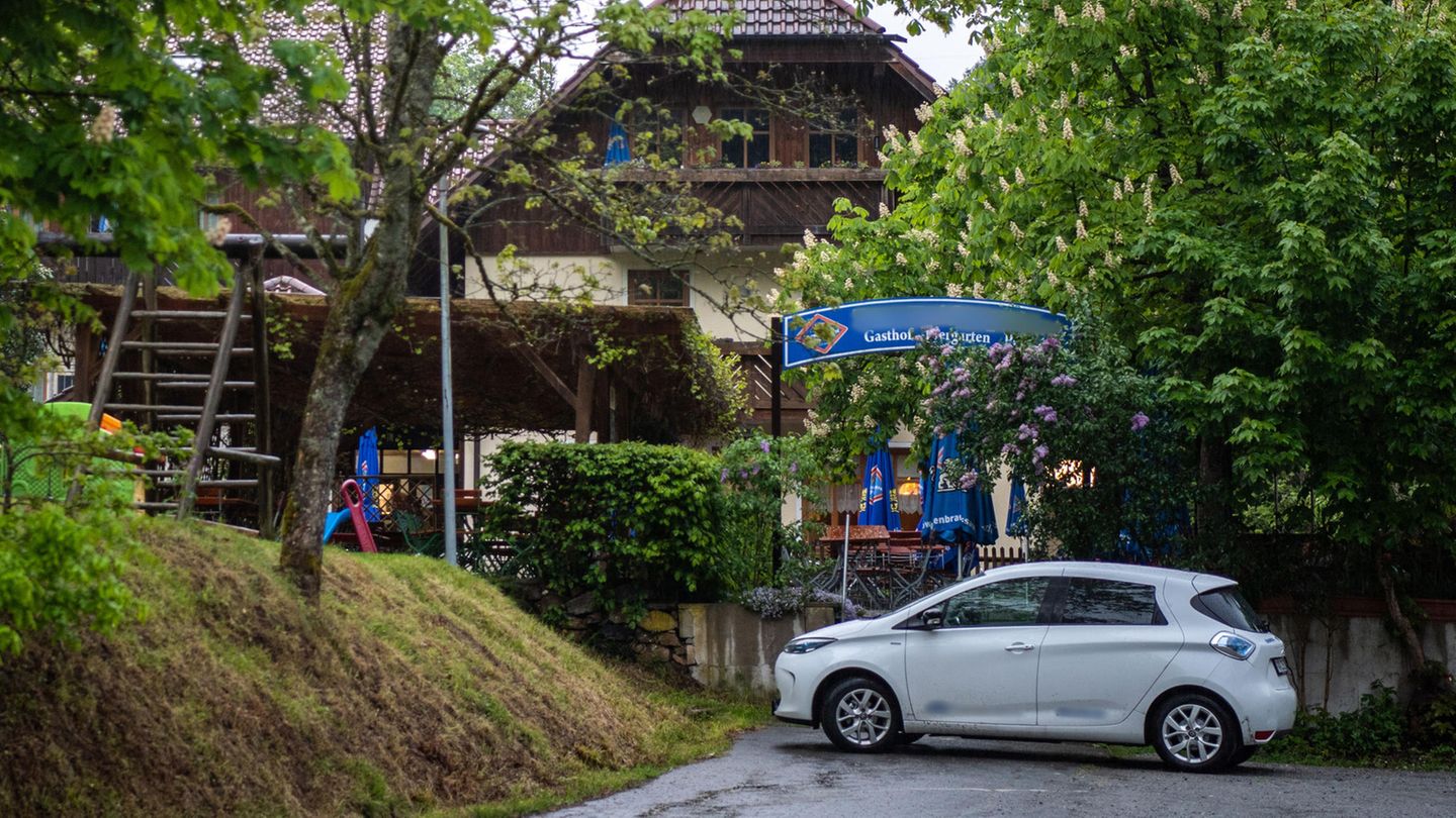 In einer Pension findet die Polizei drei Leichen. In den Körpern stecken Pfeile. Was ist passiert?