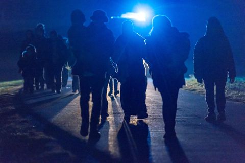 Flüchtlinge hinter der deutsch-österreichischen Grenze 