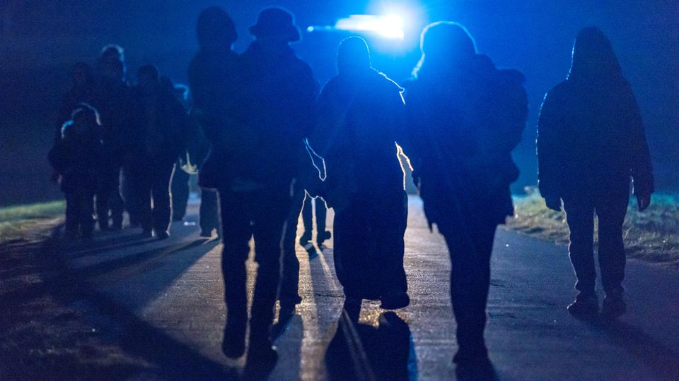 Flüchtlinge hinter der deutsch-österreichischen Grenze 