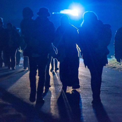 Flüchtlinge hinter der deutsch-österreichischen Grenze 