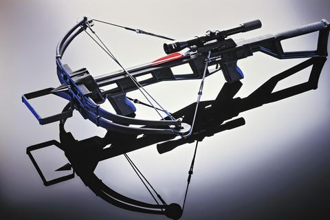 Auf spiegelndem Untergrund liegt eine moderne Armbrust für Sportschützen.