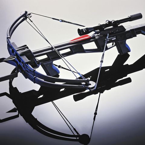 Auf spiegelndem Untergrund liegt eine moderne Armbrust für Sportschützen.