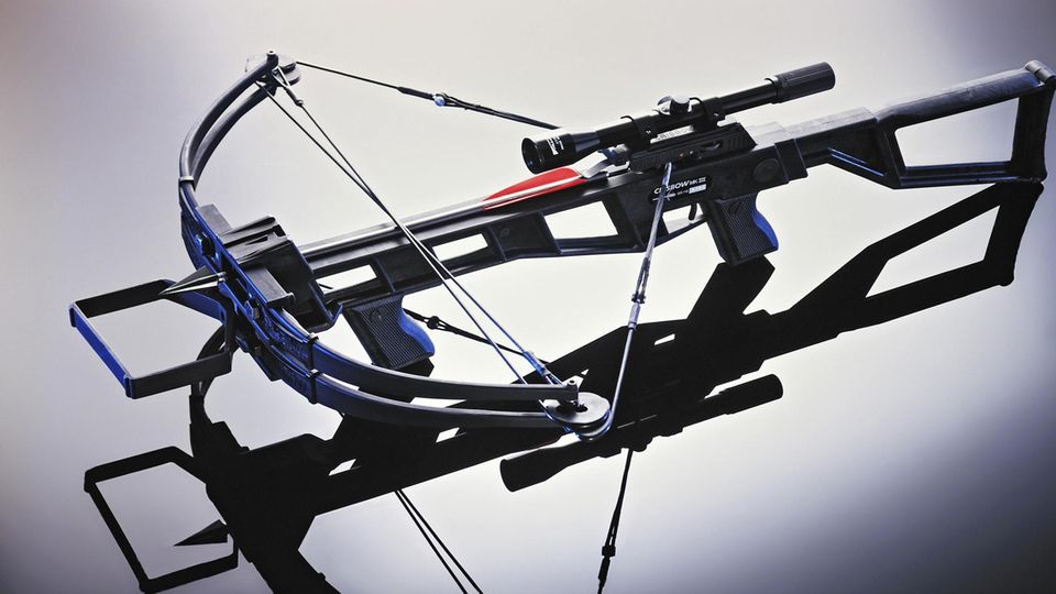 Auf spiegelndem Untergrund liegt eine moderne Armbrust für Sportschützen.