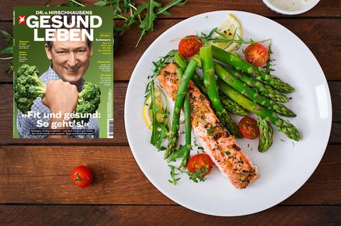 Teller mit Spargel, Lachs und Tomaten
