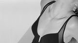 Frau in schwarzem Body.