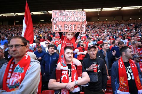 Fake-Jubel: Ein Kind hält ein Schild hoch mit der Aufschrift "Thanks for making us dream".