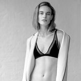 Frau in schwarzem BH und weißer Jacke.