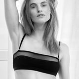 Frau in schwarzem BH