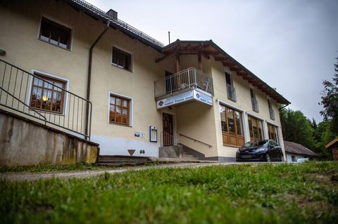 Drei tote Personen sind in einem Zimmer der Pension in Passau gefunden worden