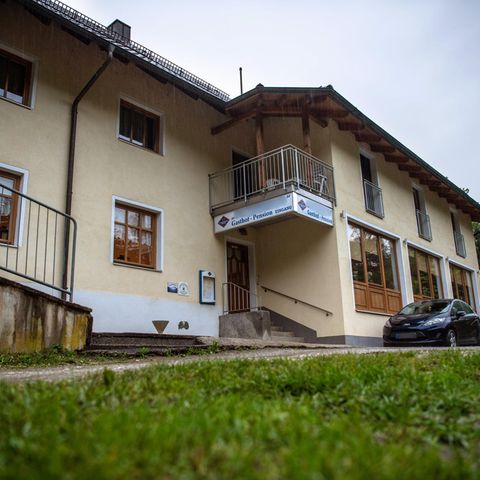 Drei tote Personen sind in einem Zimmer der Pension in Passau gefunden worden
