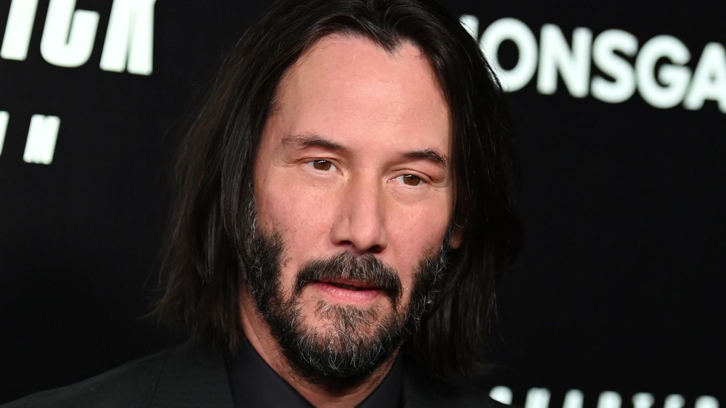Keanu Reeves posiert mit Vollbart bei der Weltpremiere von "John Wick: Kapitel 3"