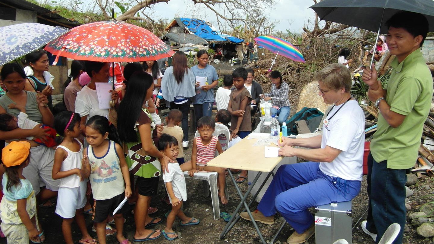 Philippinen 2013: Nach dem verheerenden Taifun Haiyan versorgen Mitarbeiter von "Ärzte ohne Grenzen" die Bevölkerung medizinisch