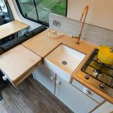 Ganz eigene Lösung bei der Kochinsel: weder Spüle noch Flammen werden abgedeckt.