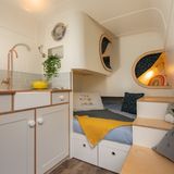 Der dreifach Stapel wird möglich, weil die einzelnen Betten eine gute Kopfhöhe besitzen, doch der Raum über dem Fußende ist begrenzt.