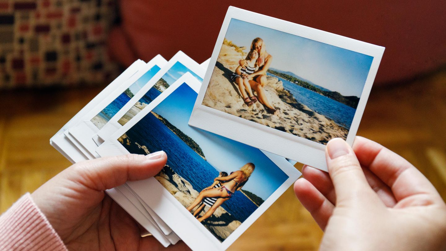 Frau schaut alte Fotos an