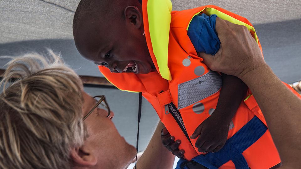 Hilfe in Krisengebieten: Du bist in Sicherheit! Tankred Stöbe hilft Geflüchteten beim Seenotrettungsdienst 2015 im Mittelmeer. Du bist in Sicherheit! Tankred Stöbe hilft Geflüchteten beim Seenotrettungsdienst 2015 im Mittelmeer.
