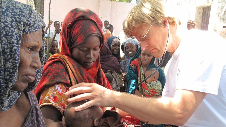 Hilfe in Krisengebieten: 2011 im Somalia. Vor allem die Kinder litten unter der Dürre und schlechter Versorgung. 2013 zog "Ärzte ohne Grenzen" nach 22 Jahren Einsatz in dem Krisengebiet seine Helfer ab. Grund waren Angriffe auf Mitarbeiter. 2017 wurde die Arbeit wieder aufgenommen. 2011 im Somalia. Vor allem die Kinder litten unter der Dürre und schlechter Versorgung. 2013 zog "Ärzte ohne Grenzen" nach 22 Jahren Einsatz in dem Krisengebiet seine Helfer ab. Grund waren Angriffe auf Mitarbeiter. 2017 wurde die Arbeit wieder aufgenommen.