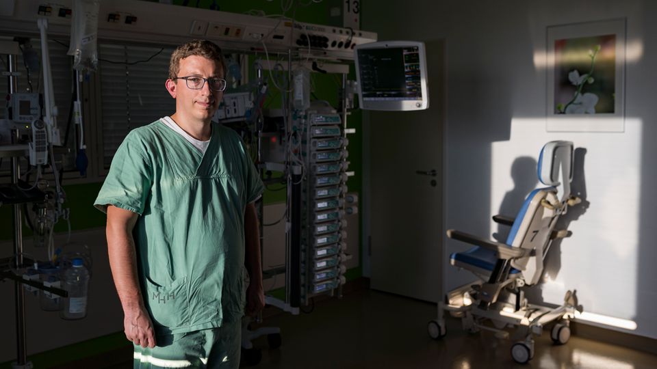In 23-stündiger Operation: Ärzten glückt erstmals gleichzeitige Transplantation von Gesicht und beiden Händen