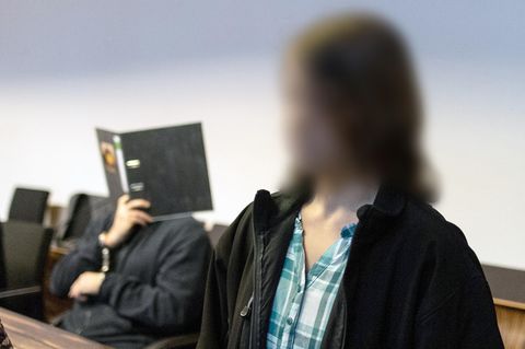 Maria H. (r.) kehrte nach fünf Jahren 2018 zurück nach Deutschland. Im Hintergrund ist der angeklagte 58-Jährige zu sehen.