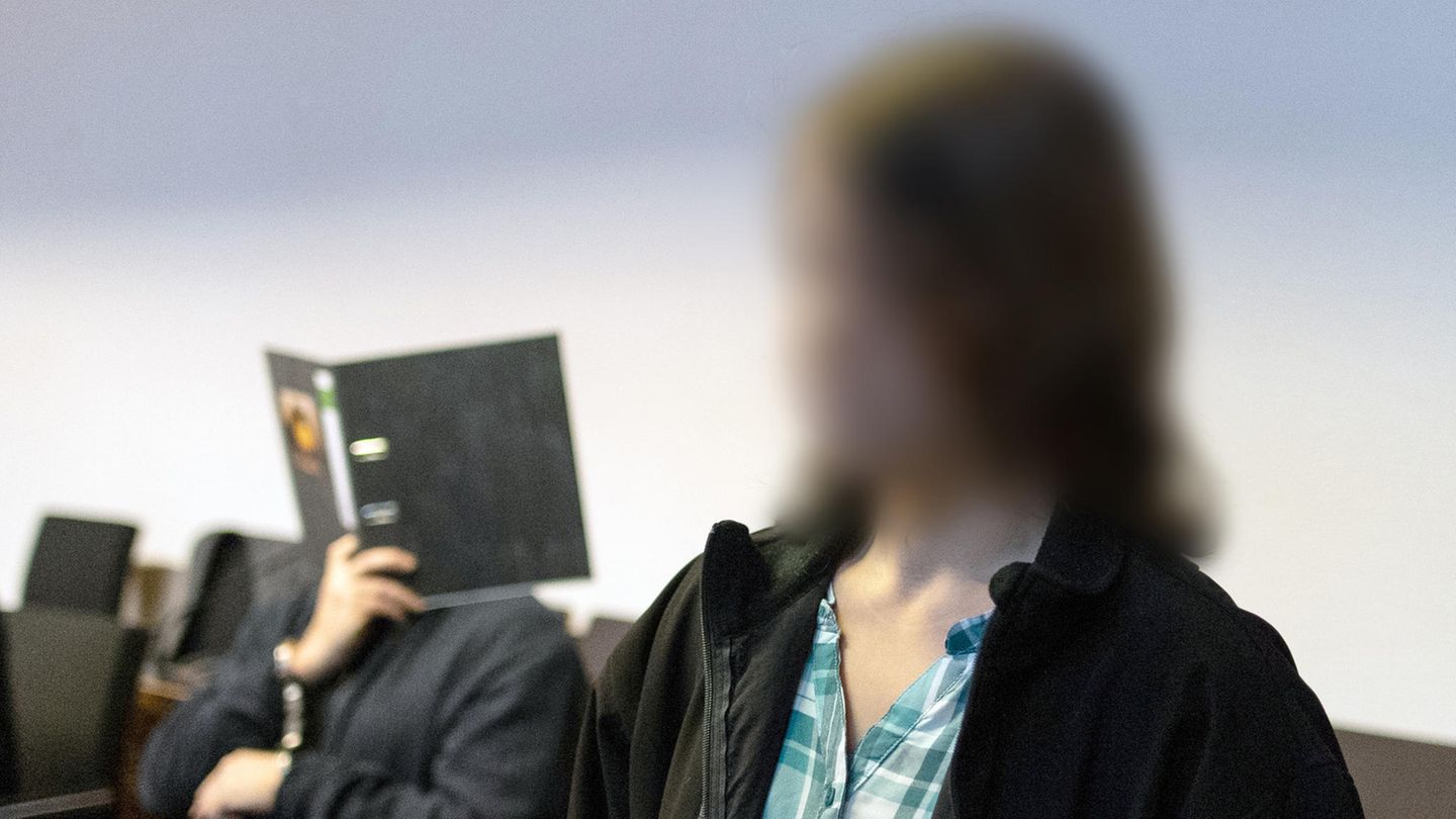 Maria H. (r.) kehrte nach fünf Jahren 2018 zurück nach Deutschland. Im Hintergrund ist der angeklagte 58-Jährige zu sehen.